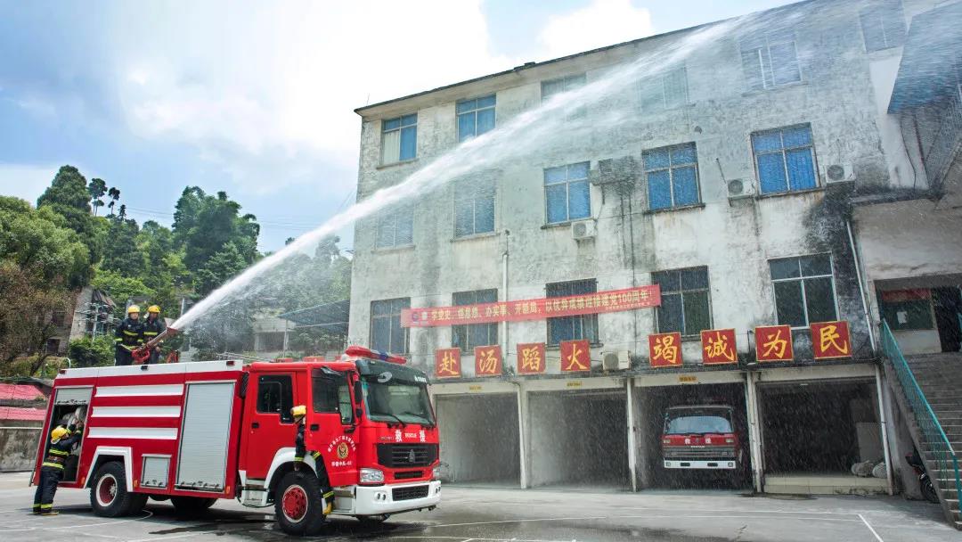 党旗飘扬之模范实力（九）：守卫矿区一片蓝天